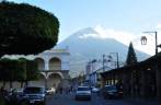 Vulcões cercam a cidade de Antigua, na Guatemala